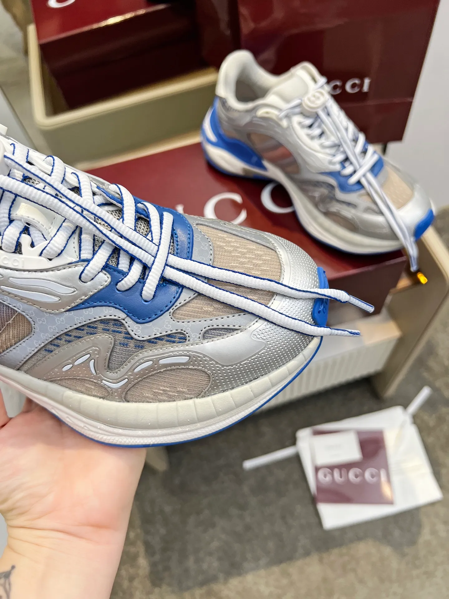 👟👟Ex-factory price 860👟👟 Men's size +10 Gucci 2.0 sneakers reinterpret the brand's iconic striped webbing elements. When retro genes collide with futuristic design, this new pair of Gucci shoes directly reaches the trend threshold💥 ✔️Color combination of caron color contrast + classic stripes, GG reflective piping, visual impact, and comes with a high-light filter when going out ✔️ The structure is made of multi-layer splicing of different materials, mesh is breathable, leather is shaped, and the outsole is combined with EVA rubber. It is fashionable and practical. ✔️ Details are made of double G midsole + iconic double G lock shoelaces. The retro DNA is crazy and restless, and every step is based on the trendy aesthetic. Size: 35-41 for women, 39-46 for men, (41.46 custom-made)